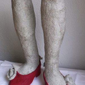 RED SHOES, Pappmaché/bemalt, H. 57 cm, 2014